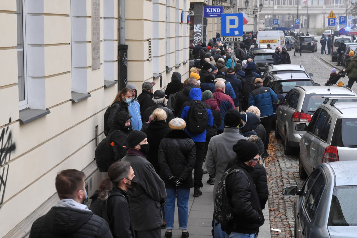 Kolejki przed NBP w Warszawie