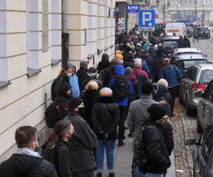 Kolejki przed NBP w Warszawie