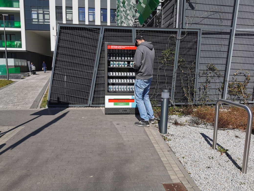 Automat z maseczkami i żelem antybakteryjnym w Warszawie