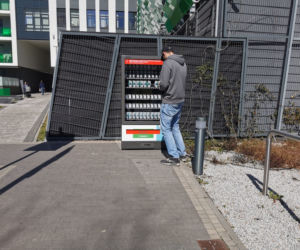 Automat z maseczkami i żelem antybakteryjnym w Warszawie