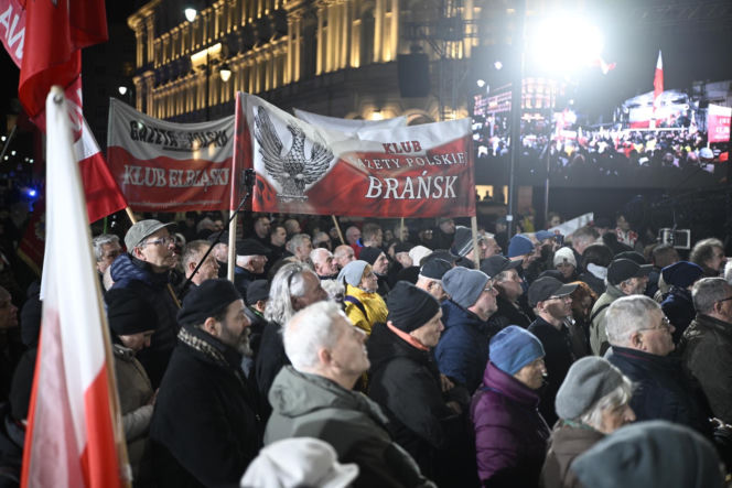 Marsz Pamięci PiS przeszedł ulicami Warszawy. To już 16 lat po katastrofie smoleńskiej