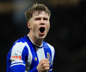 Kolejne trafienie Oskara Pietuszewskiego. Gwiazdor FC Porto opuścił murawę z grymasem bólu