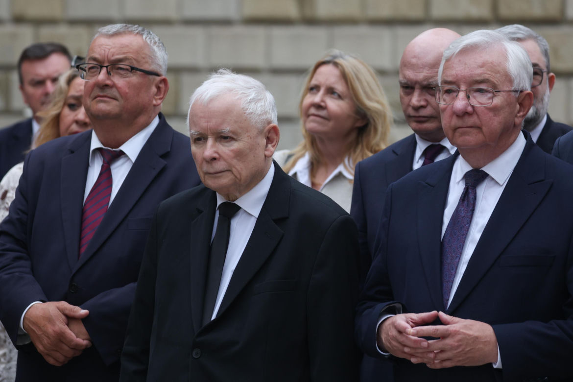 Jarosław Kaczyński odwiedził grób brata w dniu urodzin. Towarzyszyła mu rodzina [ZDJĘCIA]