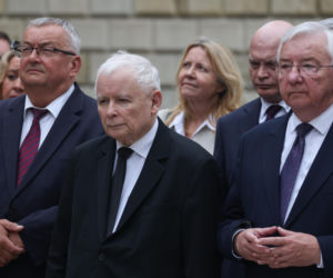 Jarosław Kaczyński odwiedził grób brata w dniu urodzin. Towarzyszyła mu rodzina [ZDJĘCIA]