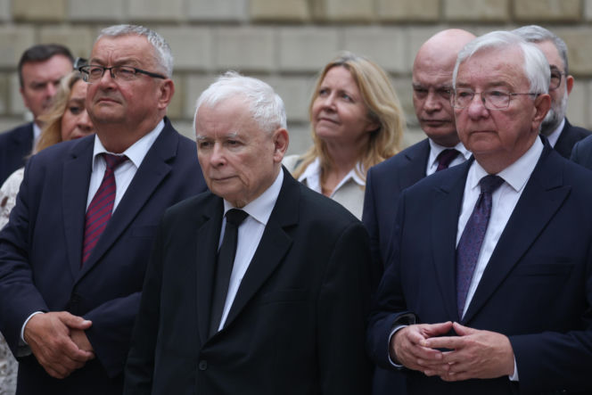 Jarosław Kaczyński odwiedził grób brata w dniu urodzin. Towarzyszyła mu rodzina [ZDJĘCIA]