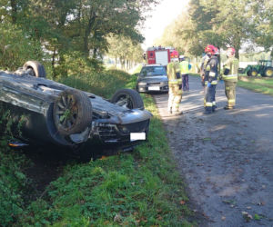 Dachowanie po zderzeniu przy zawracaniu. Kolizja na drodze Piotrowice-Święciechowa