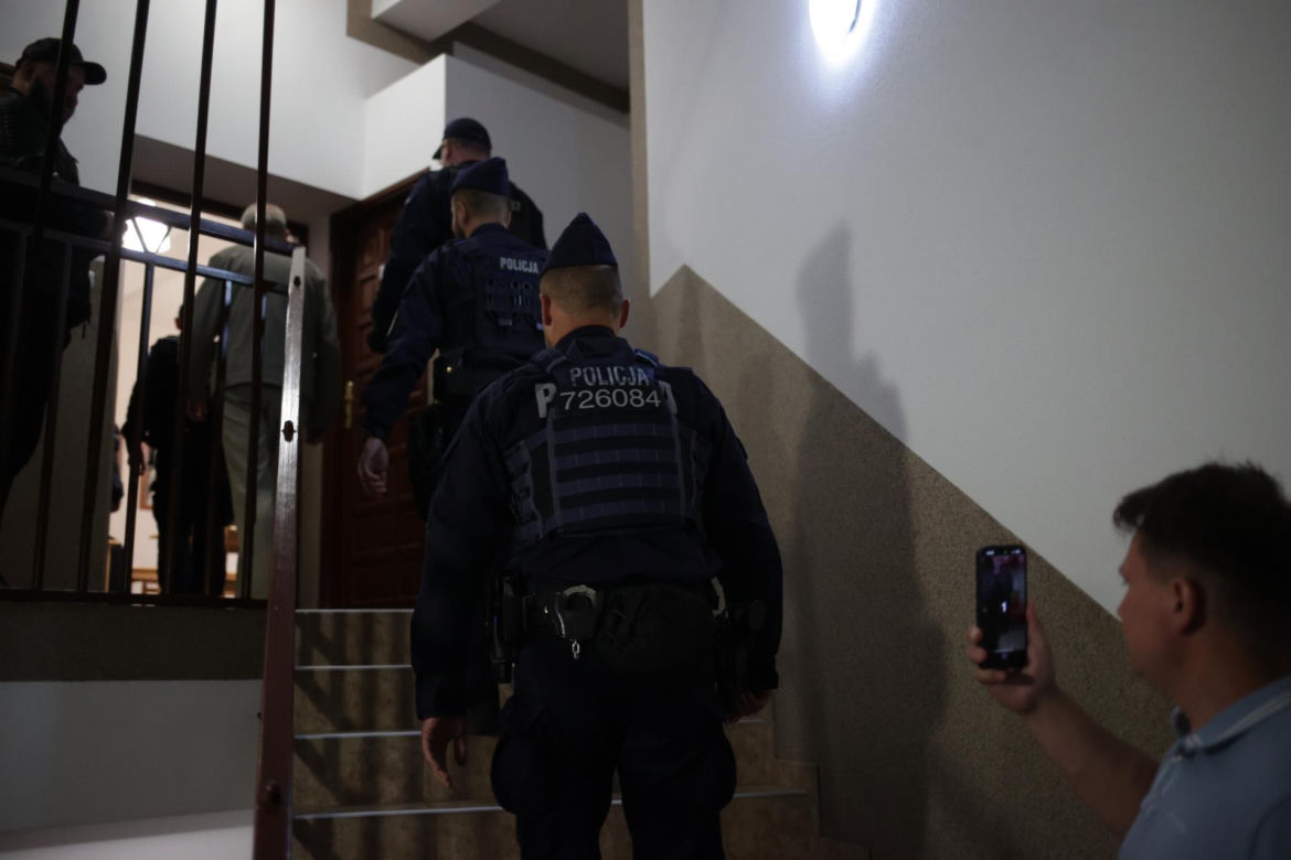 Biskup ewakuowany przez policję. Wierni krzyczeli: "Ty tchórzu!". Nocna awantura w parafii