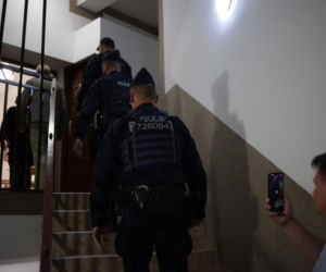 Biskup ewakuowany przez policję. Wierni krzyczeli: Ty tchórzu!. Nocna awantura w parafii