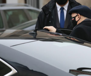 Jarosław Kaczyński jak co niedziela pojechał na mszę do kościoła św. Benona