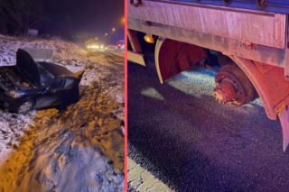 Z ciężarówki urwały się koła i wbiły się w osobówkę. Kierowca ratował się ucieczką do rowu