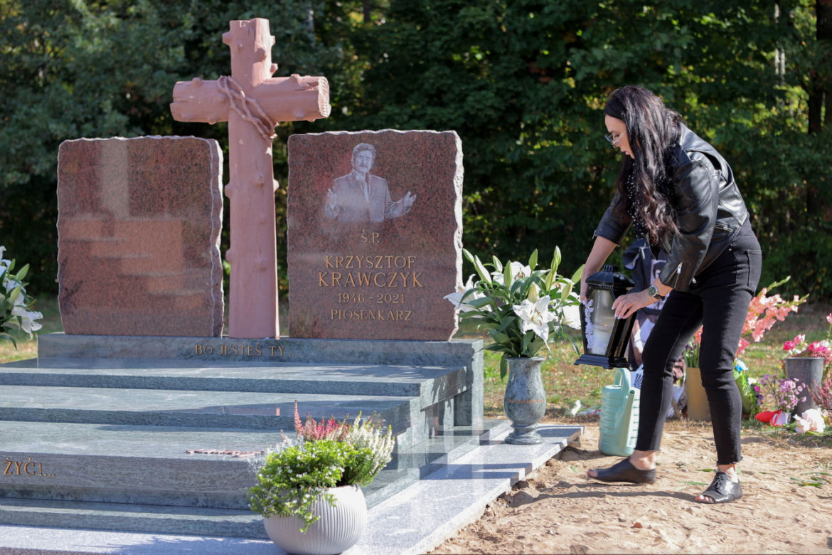 Ewa Krawczyk zadbała o grób męża na święta