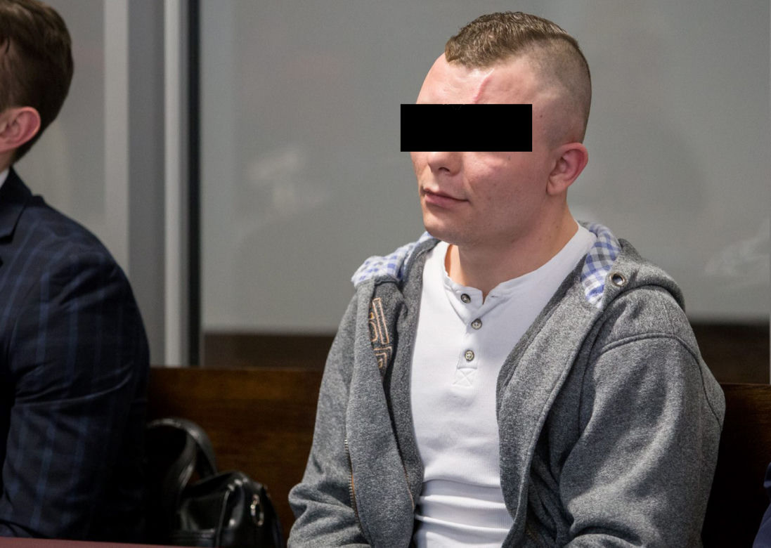 Wyrzucił Olę przez okno