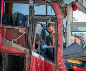 Polski autokar na policyjnym parkingu po wypadku na Węgrzech