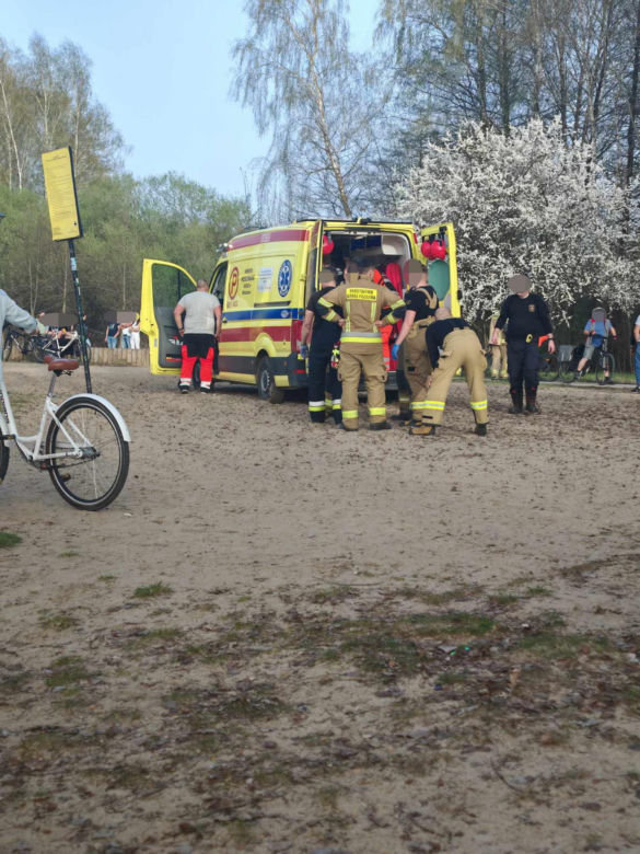 Dramatyczna akcja ratunkowa pod Wołominem. Wskoczył do lodowatej wody i nie wypłynął. Nie żyje młody chłopak
