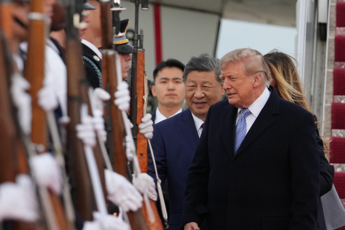 Przywódca Chin przyleciał do USA. Też przeszedł po czerwonym dywanie