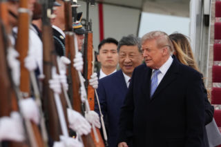 Przywódca Chin przyleciał do USA. Też przeszedł po czerwonym dywanie