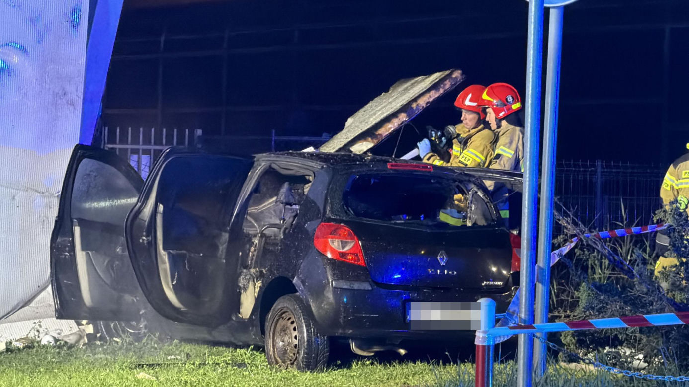 Groźny wypadek w Warszawie. Autem wjechał w stację paliw