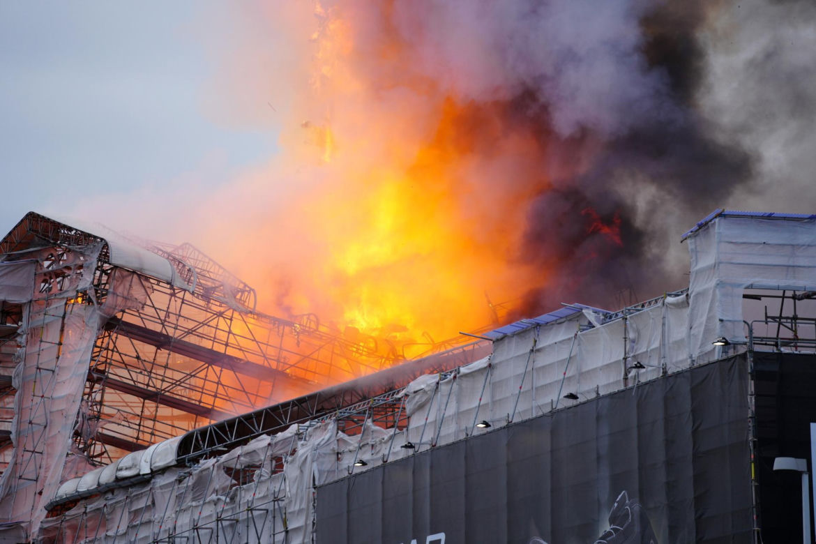 "Nasze Notre Dame" w ogniu! Runęła wieża! "400 lat dziedzictwa w płomieniach" 