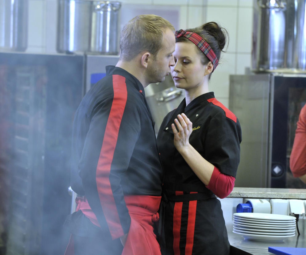 Borys Szyc i Magdalena Kumorek w strojach kucharzy w scenie z serialu. O metamorfozie aktorów przeczytasz na Eska.