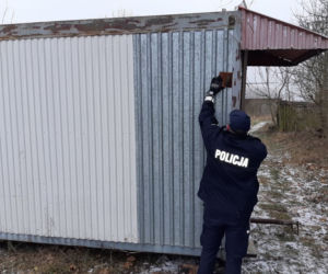 Łapy. 47-latek stracił dom w pożarze. Dzielnicowy załatwił mu kontener [ZDJĘCIA]