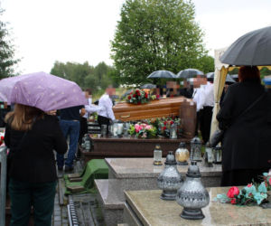Niebo zapłakało nad Reginą Ż. Wzruszający pogrzeb ofiary tragedii na Węgrzech