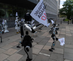Niewiarygodne sceny. Roboty krzyczą w Warszawie, a minister alarmuje: mamy się czego obawiać!