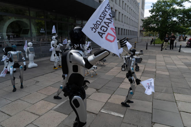 Niewiarygodne sceny. Roboty "krzyczą" w Warszawie, a minister alarmuje: "mamy się czego obawiać!"