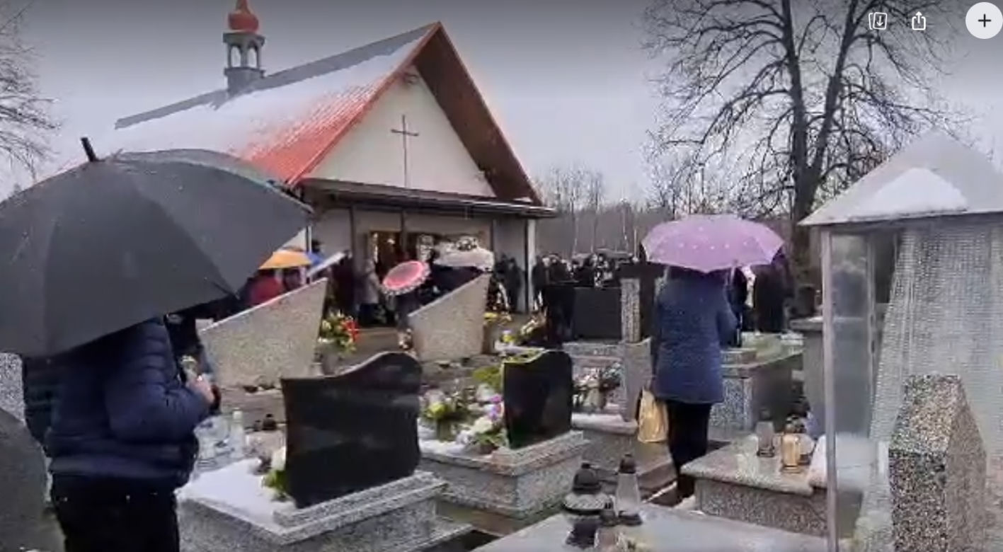  Dąbrówki: pogrzeb 17-letniej Pauliny. Rodzice pożegnali córkę, tuląc trumnę [ZDJĘCIA]