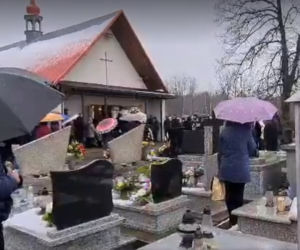  Dąbrówki: pogrzeb 17-letniej Pauliny. Rodzice pożegnali córkę, tuląc trumnę [ZDJĘCIA]