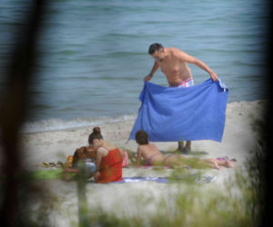 Kaczyńska z nieznajomym smaży się na plaży