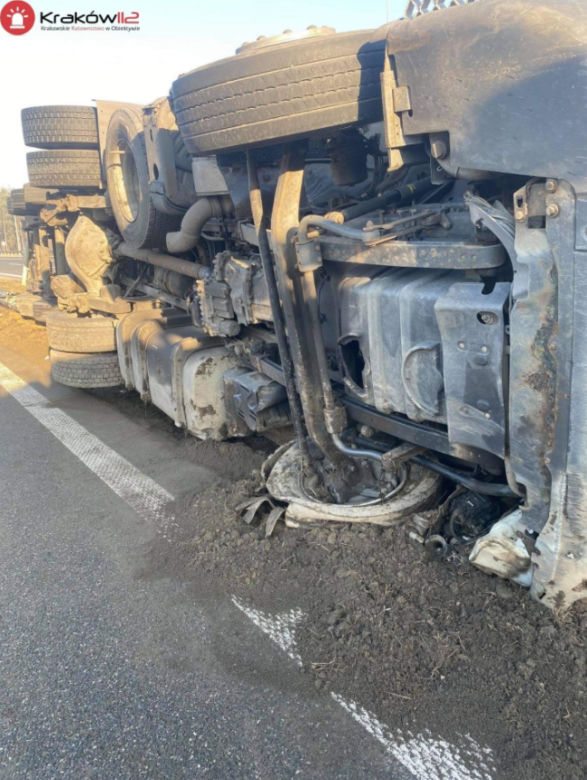 Kraków: Na A4 WYSTRZELIŁA opona ciężarówki! Pojazd leży na boku, OGROMNE utrudnienia 