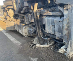 Kraków: Na A4 WYSTRZELIŁA opona ciężarówki! Pojazd leży na boku, OGROMNE utrudnienia 