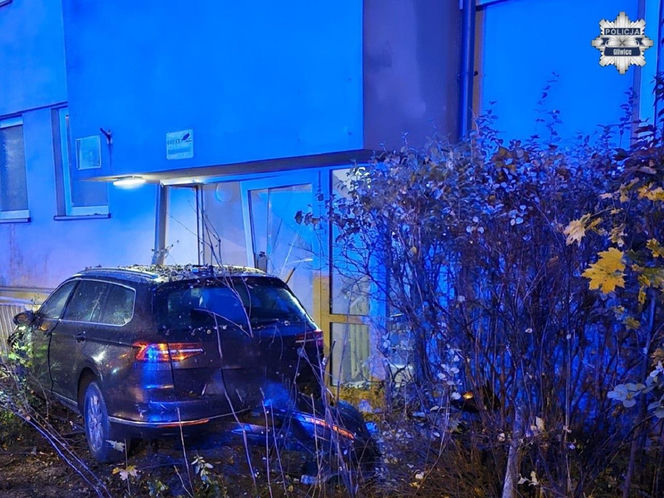 Pijany kierowca wjechał w blok i uciekł. Potem rozpętał awanturę