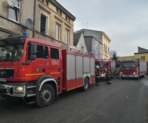 Groźny pożar w kamienicy. Z ogniem walczyło 6 zastępów straży. EWAKUOWANO mieszkańców