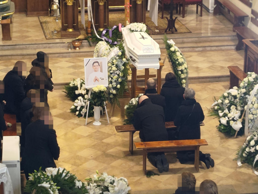 Białe misie strzegą grobu Nikodema Mareckiego. 11-letni aktor zginął w strasznym wypadku