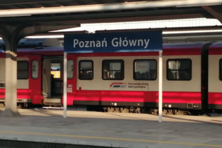 Poznań: Drzwi pociągu przytrzasnęły pasażera! Wstrząsające nagranie [WIDEO] 