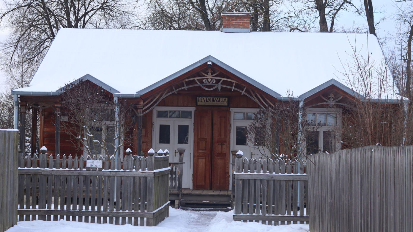Cicho i wszędzie biało. Tak prezentuje się skansen w Lublinie w zimowej odsłonie! [GALERIA]