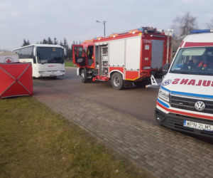 Płońsk: Zagadkowa ŚMIERĆ mężczyzny przed kościołem! Niewykluczony udział osób trzecich [ZDJĘCIA]