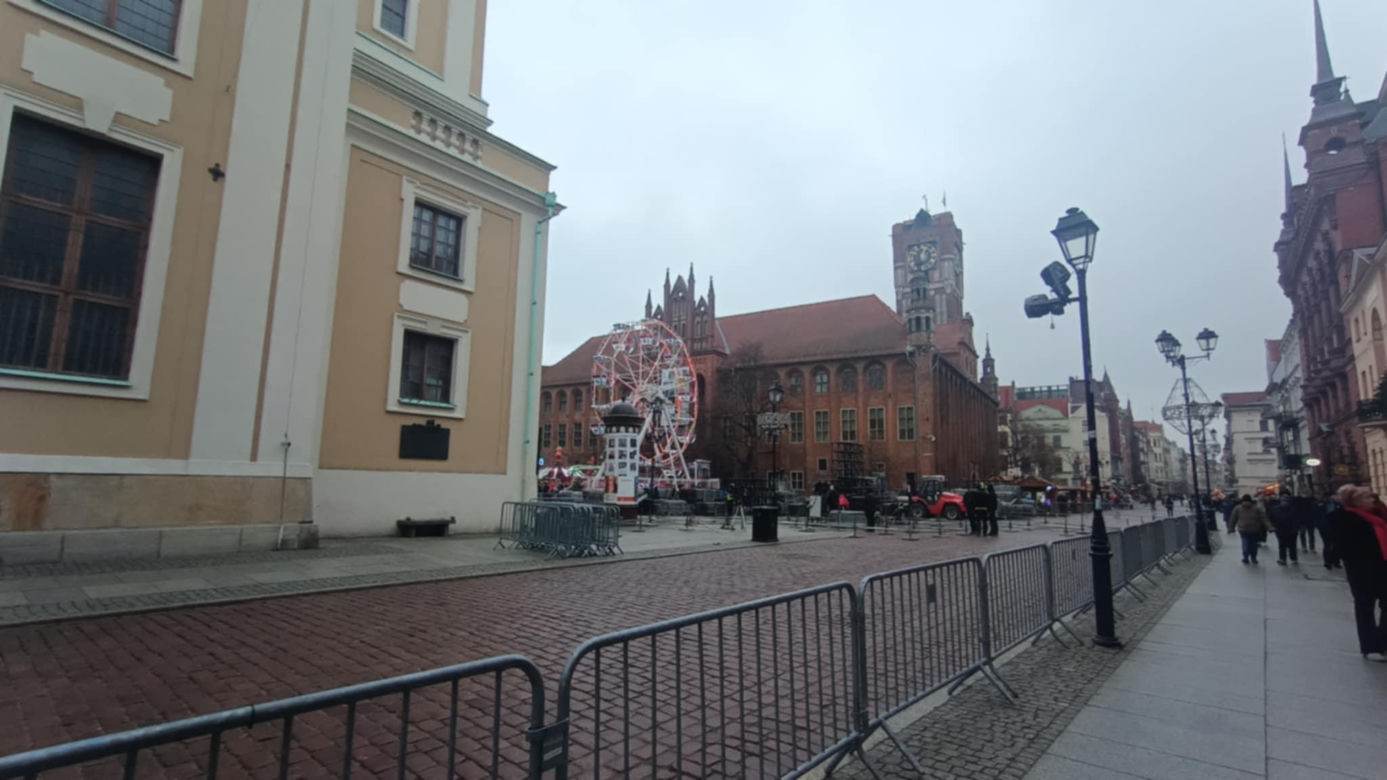 Na toruńskiej starówce budują scenę na sylwestra! Sprawdź gwiazdy i specjalne pociągi na „Sylwestrową Moc Przebojów 2025”