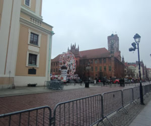 Na toruńskiej starówce budują scenę na sylwestra! Sprawdź gwiazdy i specjalne pociągi na „Sylwestrową Moc Przebojów 2025”