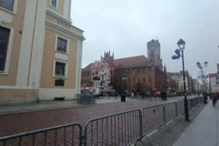 Na toruńskiej starówce budują scenę na sylwestra! Sprawdź gwiazdy i specjalne pociągi na „Sylwestrową Moc Przebojów 2025”