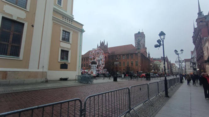 Na toruńskiej starówce budują scenę na sylwestra! Sprawdź gwiazdy i specjalne pociągi na „Sylwestrową Moc Przebojów 2025”