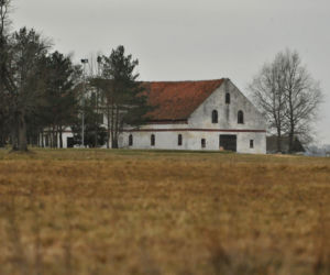 Pałac nad jeziorem czeka na Kaczyńską