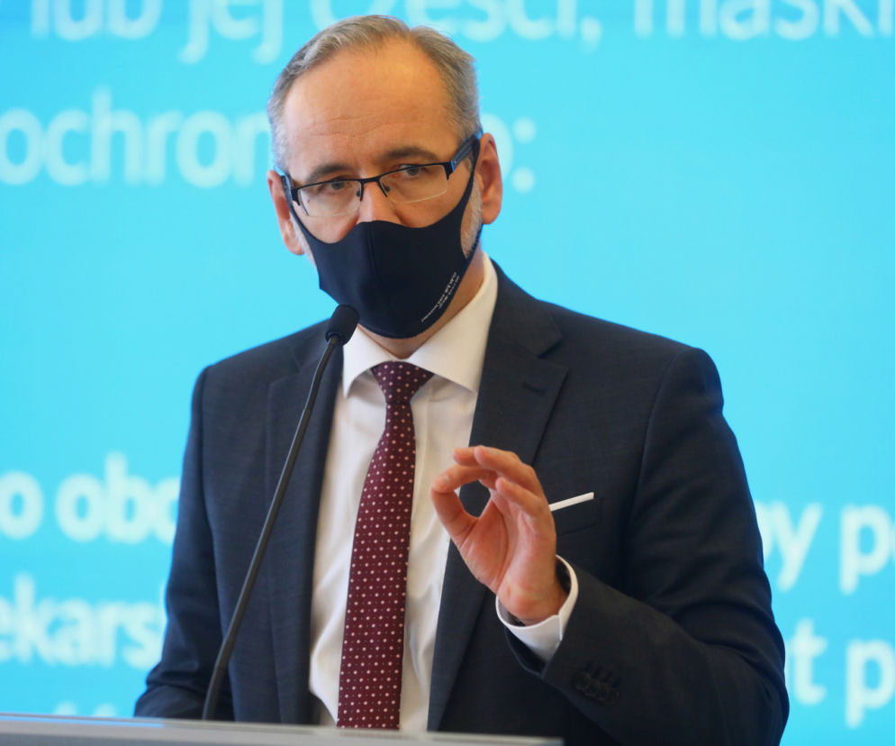 Maseczki na cmentarzu. Czy na cmentarzu trzeba zakrywać usta i nos? Minister Zdrowia rozwiał wszelkie wątpliwości
