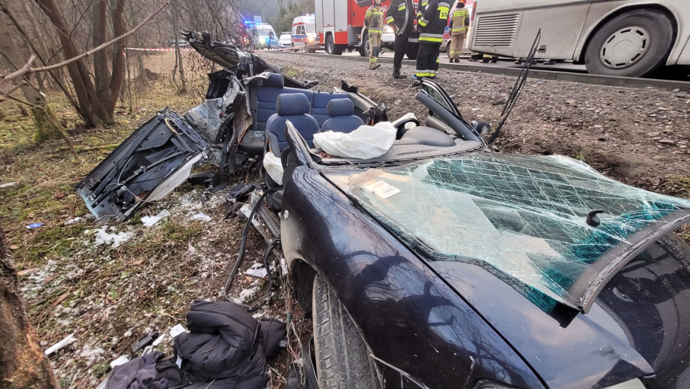 Łomnica-Zdrój. Zderzenie audi z autobusem setra. Strażacy odcięli dach osobówki