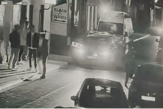 Pijany i bez kasku. W Rawiczu 17-latek na hulajnodze wjechał w samochód [FILM]