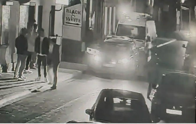 Pijany i bez kasku. W Rawiczu 17-latek na hulajnodze wjechał w samochód [FILM]