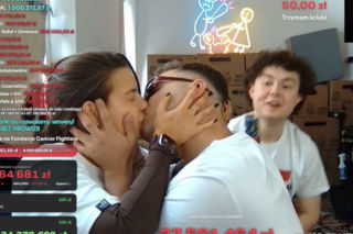 Julia Wieniawa i Adam Zdrójkowski całują się na streamie Łatwoganga! Pocałunek wart 37,5 miliona złotych