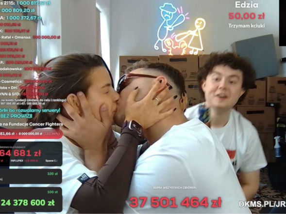 Julia Wieniawa i Adam Zdrójkowski całują się na streamie Łatwoganga! Pocałunek wart 37,5 miliona złotych