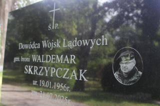 Grób gen. Skrzypczaka w pierwszą rocznicę śmierci